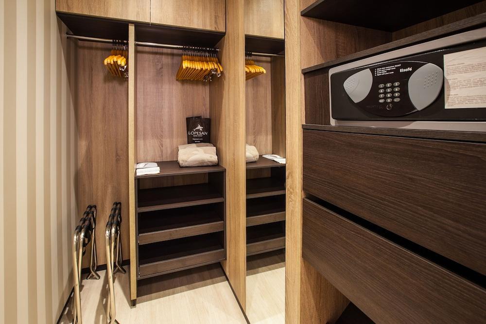 لوبيسان فيلا دي كوندي ريزورت آند ثالاسو ميلونيذاس المظهر الخارجي الصورة A walk-in closet