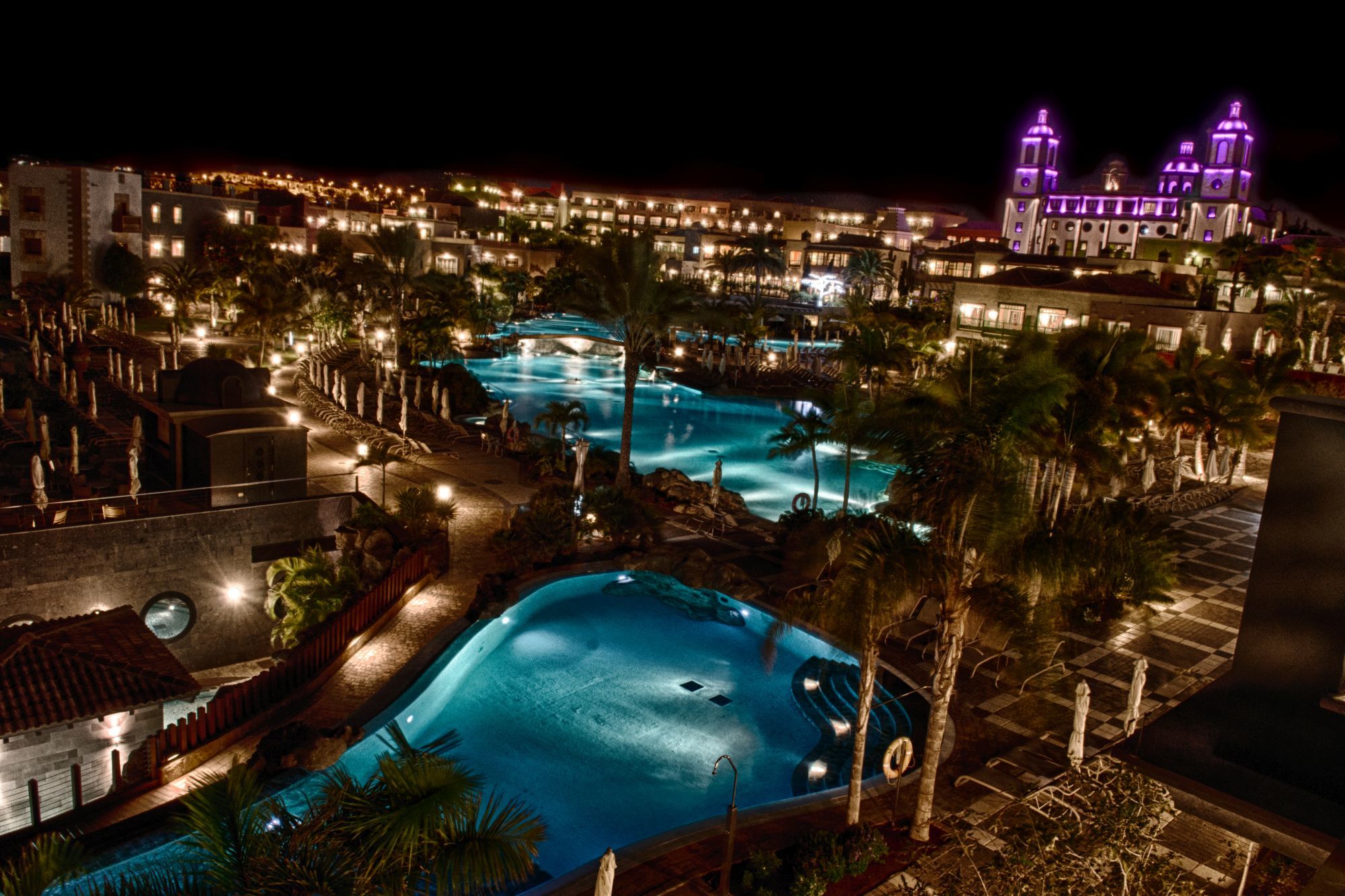 لوبيسان فيلا دي كوندي ريزورت آند ثالاسو ميلونيذاس المظهر الخارجي الصورة Hard Rock Hotel at night
