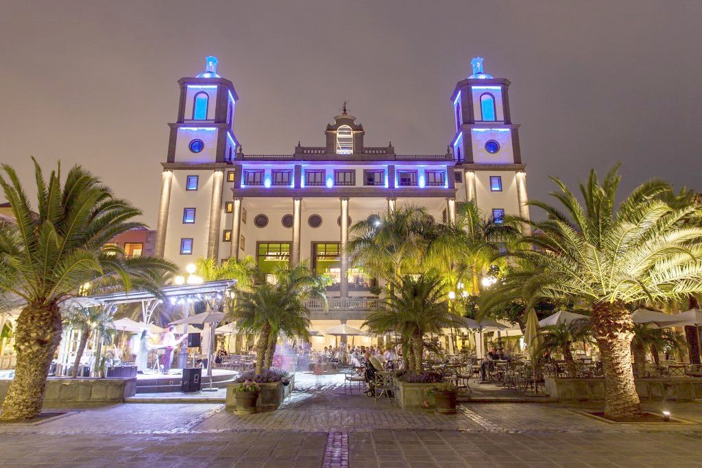 لوبيسان فيلا دي كوندي ريزورت آند ثالاسو ميلونيذاس المظهر الخارجي الصورة The hotel at night