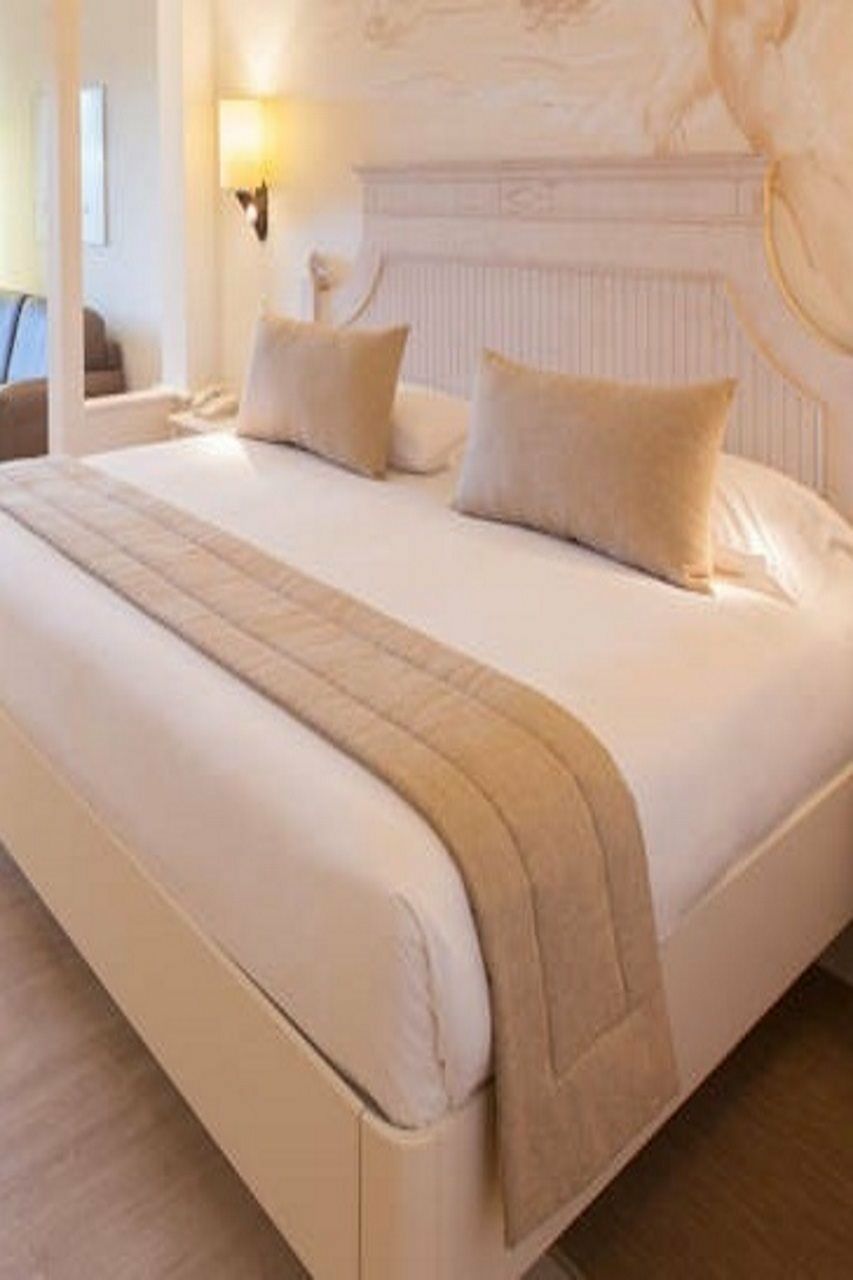 لوبيسان فيلا دي كوندي ريزورت آند ثالاسو ميلونيذاس المظهر الخارجي الصورة A bed runner