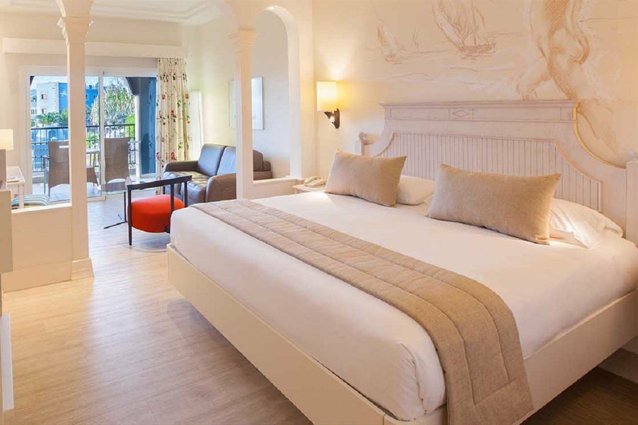 لوبيسان فيلا دي كوندي ريزورت آند ثالاسو ميلونيذاس المظهر الخارجي الصورة A bedroom at the Hotel du Cap