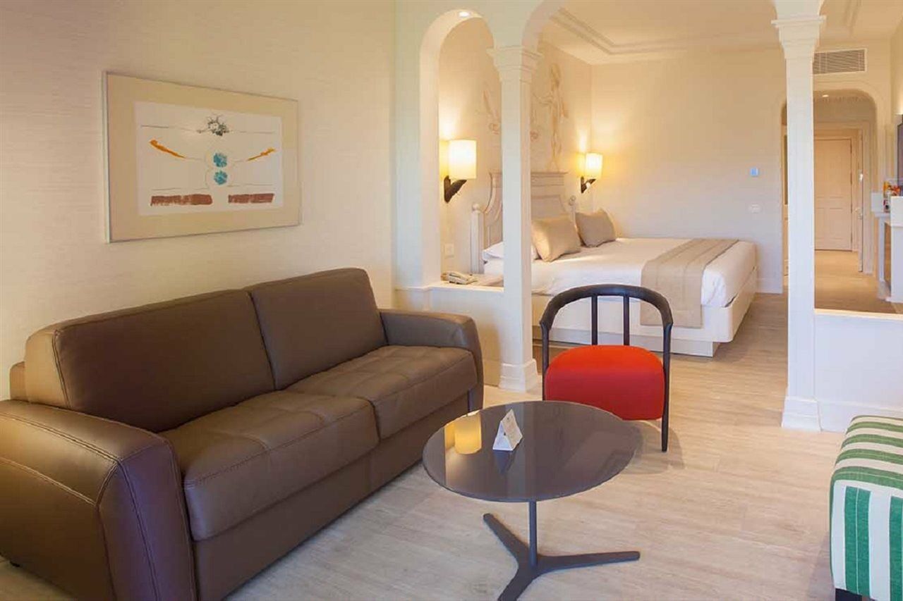 لوبيسان فيلا دي كوندي ريزورت آند ثالاسو ميلونيذاس المظهر الخارجي الصورة A suite at the hotel