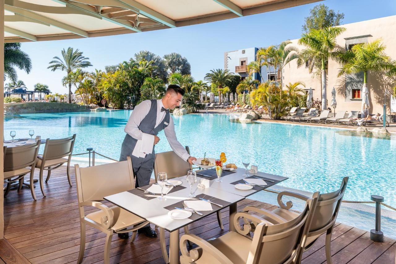 لوبيسان فيلا دي كوندي ريزورت آند ثالاسو ميلونيذاس المظهر الخارجي الصورة A waiter at work